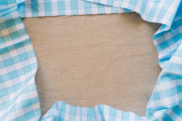 Photo gratuite vue grand angle de la nappe à carreaux bleu formant un cadre