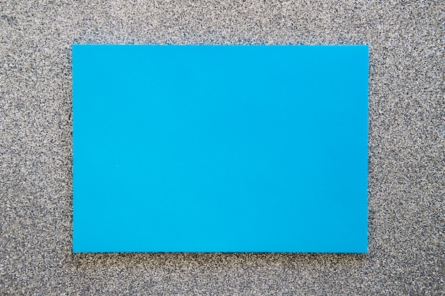 Vue grand angle de papier carton bleu sur fond gris