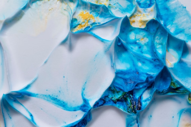 Vue grand angle de peinture bleue sur fond texturé de mousse blanche lisse