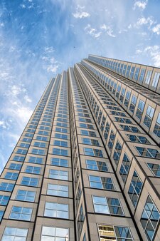 Vue grand angle en perspective sur fond bleu acier de gratte-ciel en verre dans le centre-ville futuriste moderne la nuit concept d'entreprise d'une architecture industrielle réussie