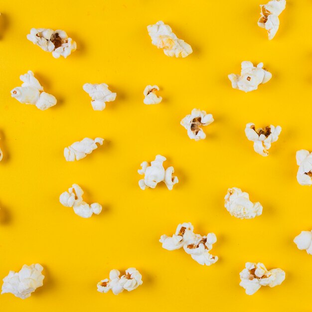 Vue grand angle de pop-corn sur fond jaune