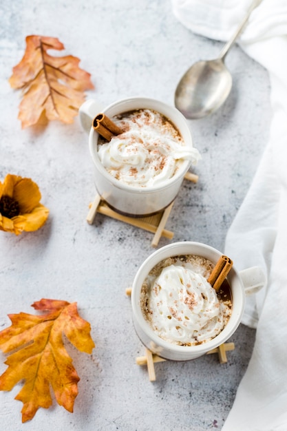 Vue grand angle de tasses de chocolat chaud