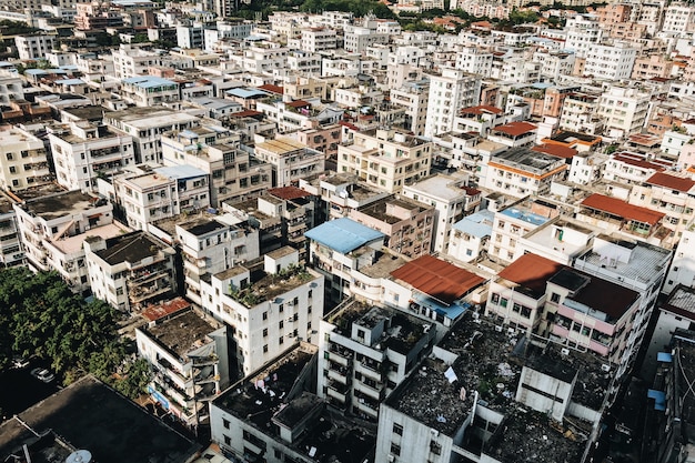 Vue grand angle d'une ville couverte de bâtiments blancs et d'arbres sous la lumière du soleil