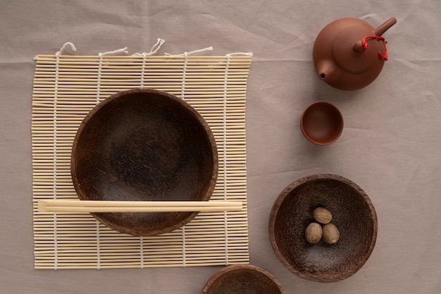 Vue de haut arrangement de vaisselle japonaise