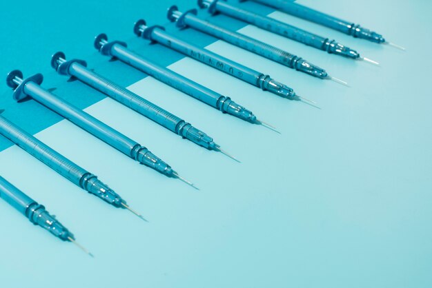 Vue de haut sur divers équipements médicaux