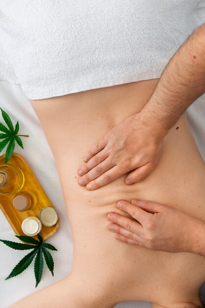 Vue d'en haut du patient recevant un traitement au CBD