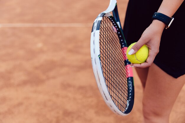 Vue d&#39;en haut sur la femme se prépare à servir pendant le match sur le court de tennis.