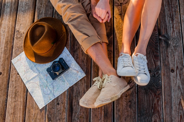 Vue d'en haut des jambes de couple voyageant en été habillé en baskets