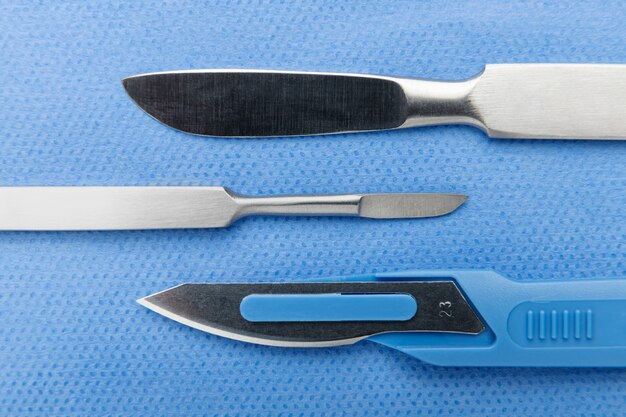 Vue de haut de plusieurs scalpels métalliques