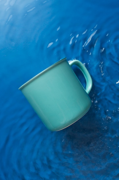 Photo gratuite vue d'en haut sur une tasse flottant sur l'eau