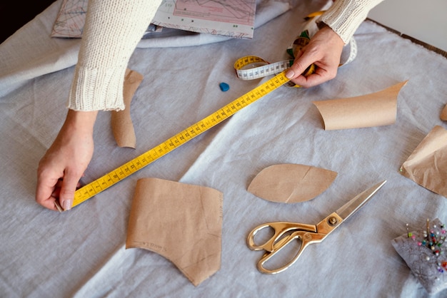 Photo gratuite vue haute femme prendre des mesures