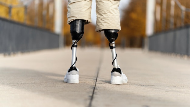 Photo gratuite vue d'un homme avec des jambes prothétiques et des baskets blanches