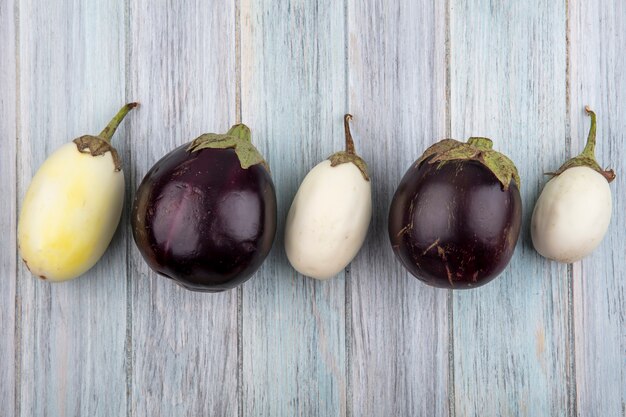 Vue horizontale des aubergines sur fond de bois