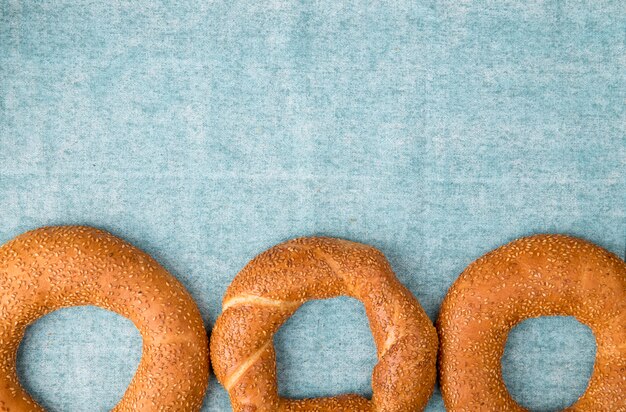 Photo gratuite vue horizontale des bagels sur fond bleu avec espace copie