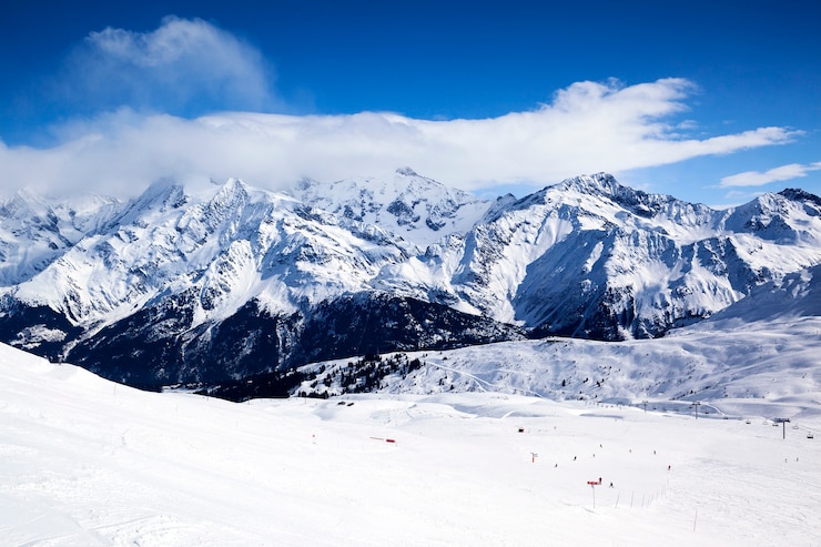 Photo gratuit vue horizontale du paysage de montagne d'hiver