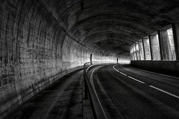 Vue horizontale d'une route vide dans le tunnel