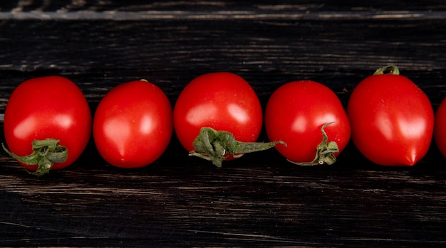 Vue horizontale des tomates sur une surface en bois