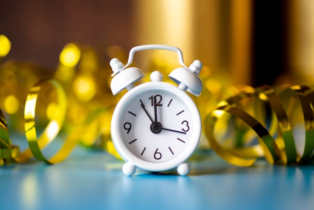 Photo gratuite vue de l'horloge blanche sur fond de ruban doré