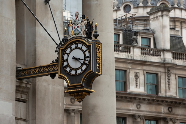 Vue de l'horloge ornementale dans la ville de Londres