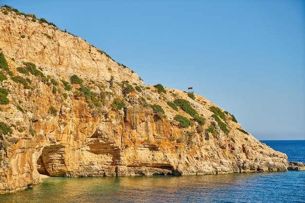 Photo gratuite vue idyllique des falaises sur une journée ensoleillée