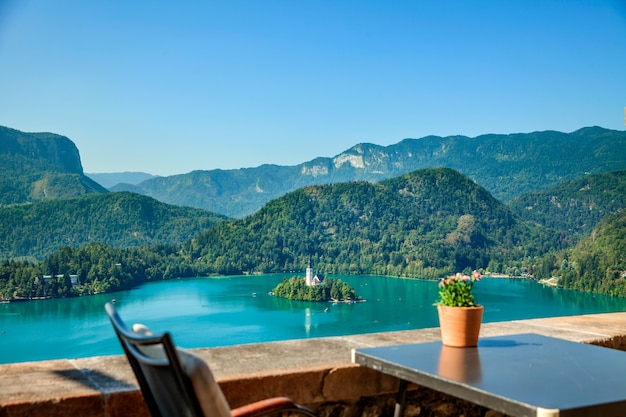 Vue sur une île au milieu d'un lac