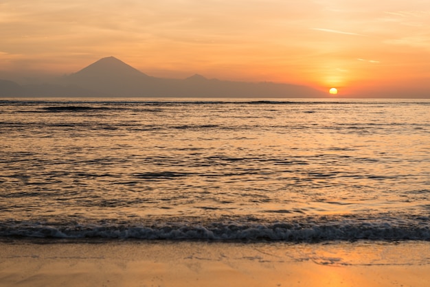 Vue à l&#39;île de Bali au coucher du soleil