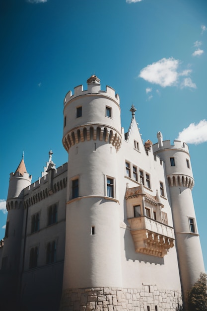 Photo gratuite vue sur l'imposant château avec paysage naturel