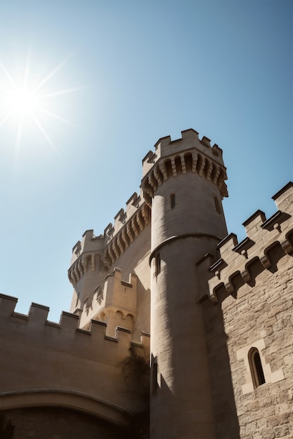 Vue sur l'imposant château avec paysage naturel