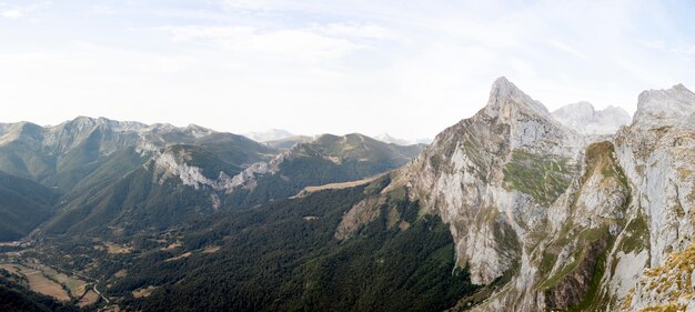 Vue imprenable sur de belles montagnes