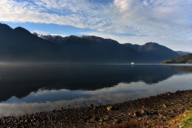 Vue imprenable sur un ciel bleu un lac et des montagnes