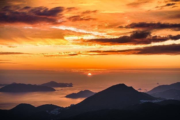 Vue imprenable sur le coucher du soleil orange et la mer