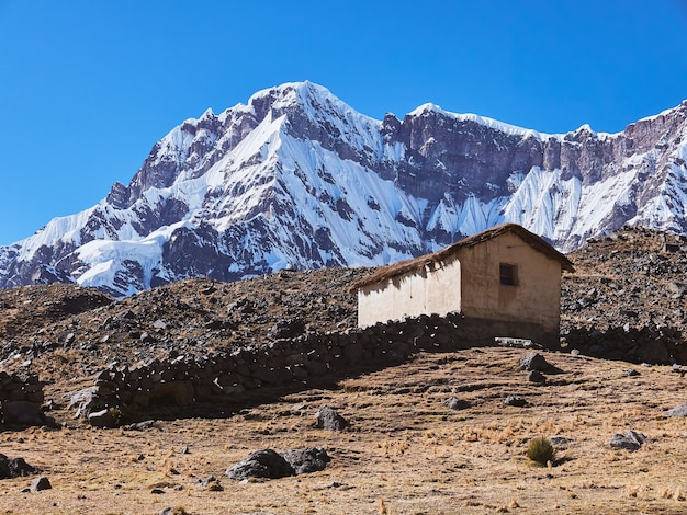 Vue imprenable sur la magnifique montagne Ausangate enneigée au Pérou