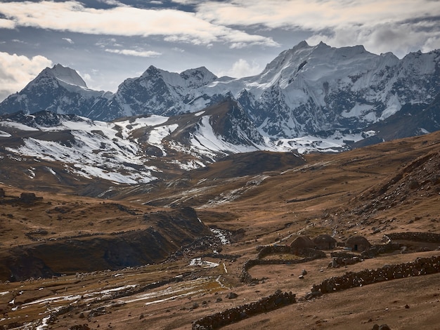 Vue imprenable sur la magnifique montagne Ausangate enneigée au Pérou