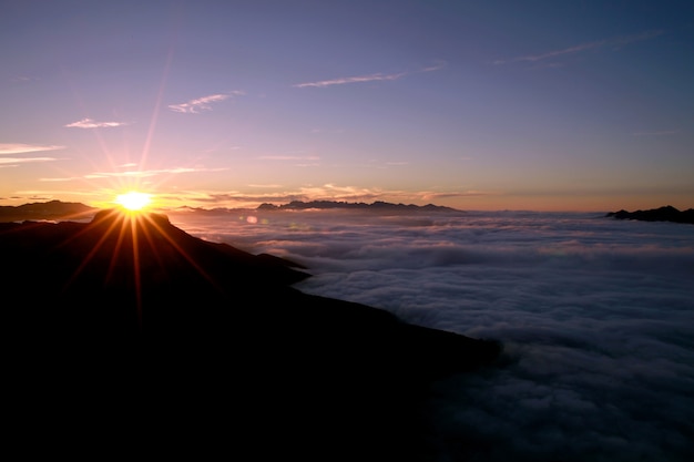 Vue imprenable sur la mer avec un ciel coucher de soleil coloré