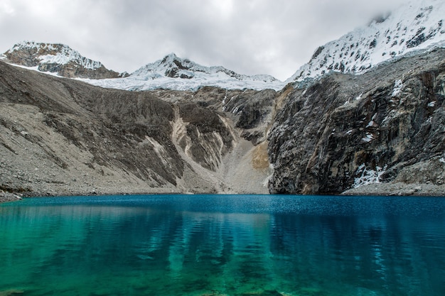 Vue imprenable sur les montagnes et l'océan dans un parc national au Pérou