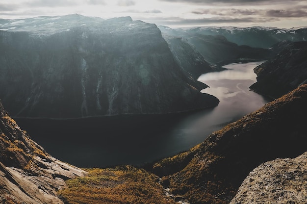 Une vue imprenable sur le parc national norvégien, la rivière et les fjords par beau temps.