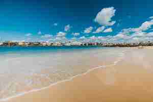 Photo gratuite vue imprenable sur la plage et la mer sous le ciel bleu capturé à mombasa, kenya