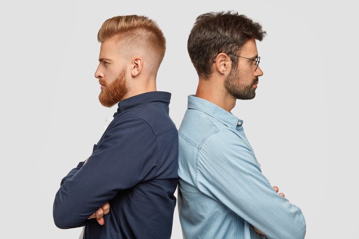 Photo gratuit vue intérieure de deux partenaires sérieux se tenir en retrait, avoir des désaccords, garder les mains jointes