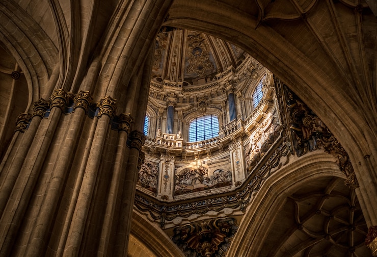 Photo gratuit vue intérieure du dôme et des arches de la nouvelle cathédrale de salamanque en espagne