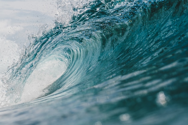 Vue intérieure de l'énorme déferlement de la mer dans les îles Mentawai, Indonésie