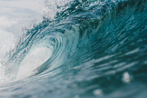 Vue intérieure de l'énorme déferlement de la mer dans les îles Mentawai, Indonésie