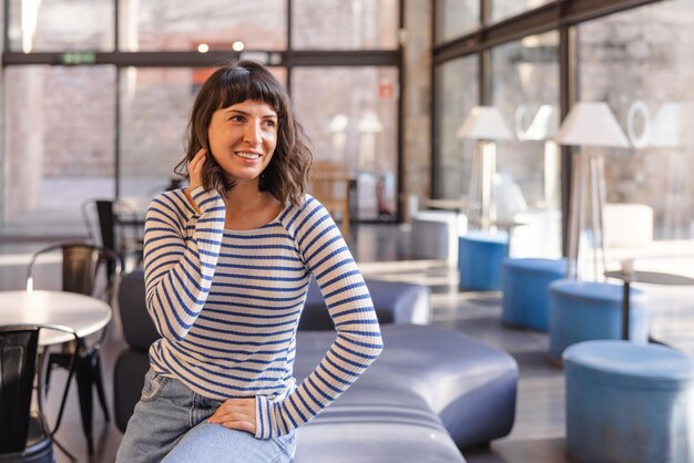 Vue d'une jeune femme charmante assise au café