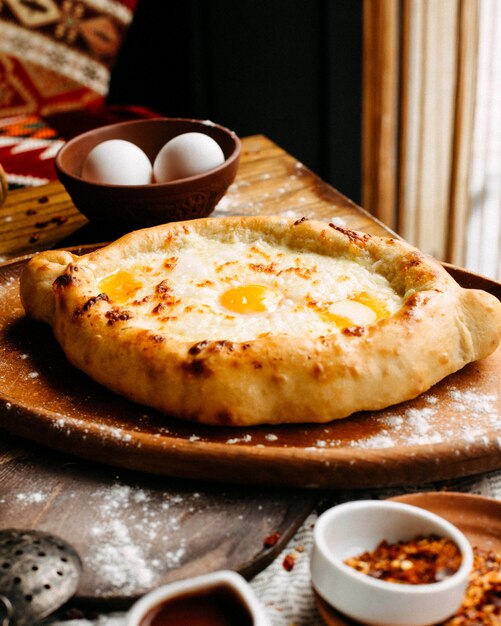 Vue latérale adjcha khachapuri sur une planche