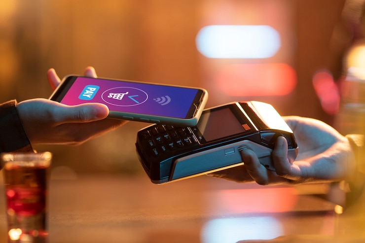 Photo gratuit vue latérale adulte payant avec carte