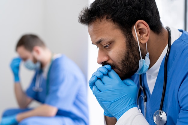 Photo gratuite vue latérale des agents de santé fatigués