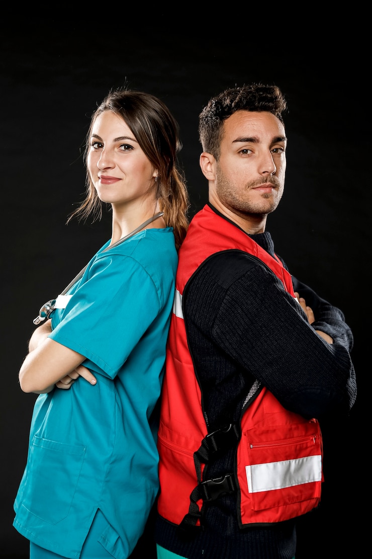 Photo gratuit vue latérale de l'ambulancier et du médecin