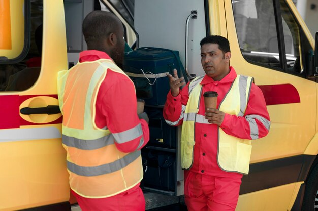 Vue latérale des ambulanciers paramédicaux avec des tasses à café