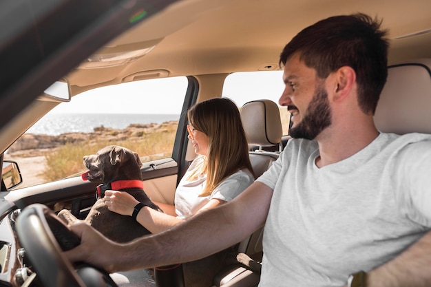 Vue latérale d'amis faisant un tour vers une nouvelle destination