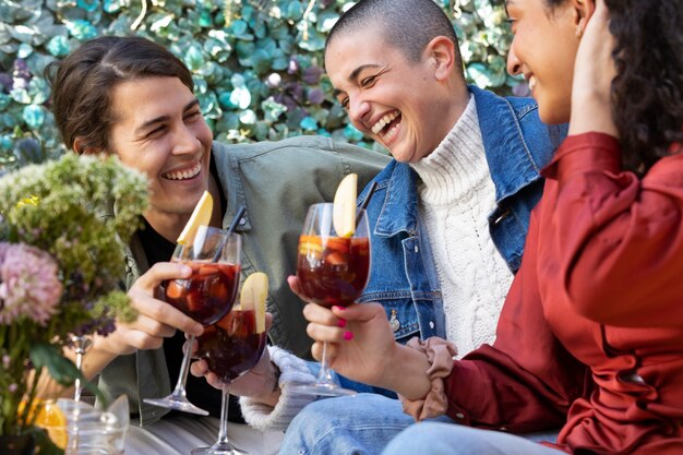 Vue latérale amis heureux avec des boissons