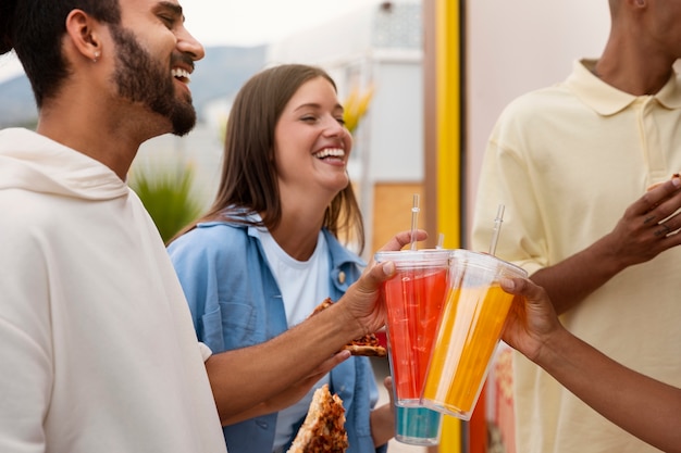 Vue latérale amis heureux avec des boissons